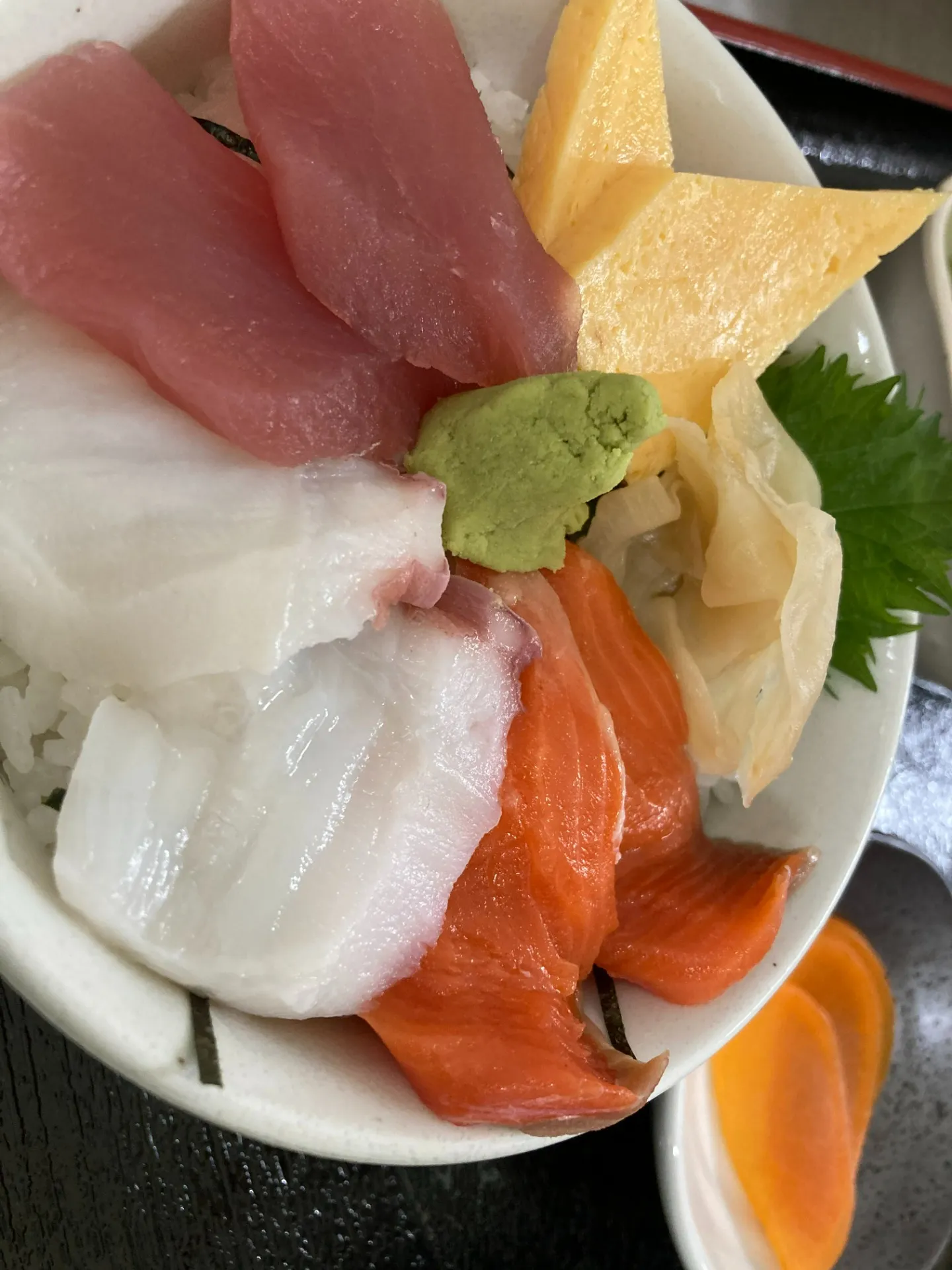 【東神楽】三色丼 - 豊かな彩りと旨味が楽しめる贅沢な一品｜ランチ・喫茶＆居酒屋　和心